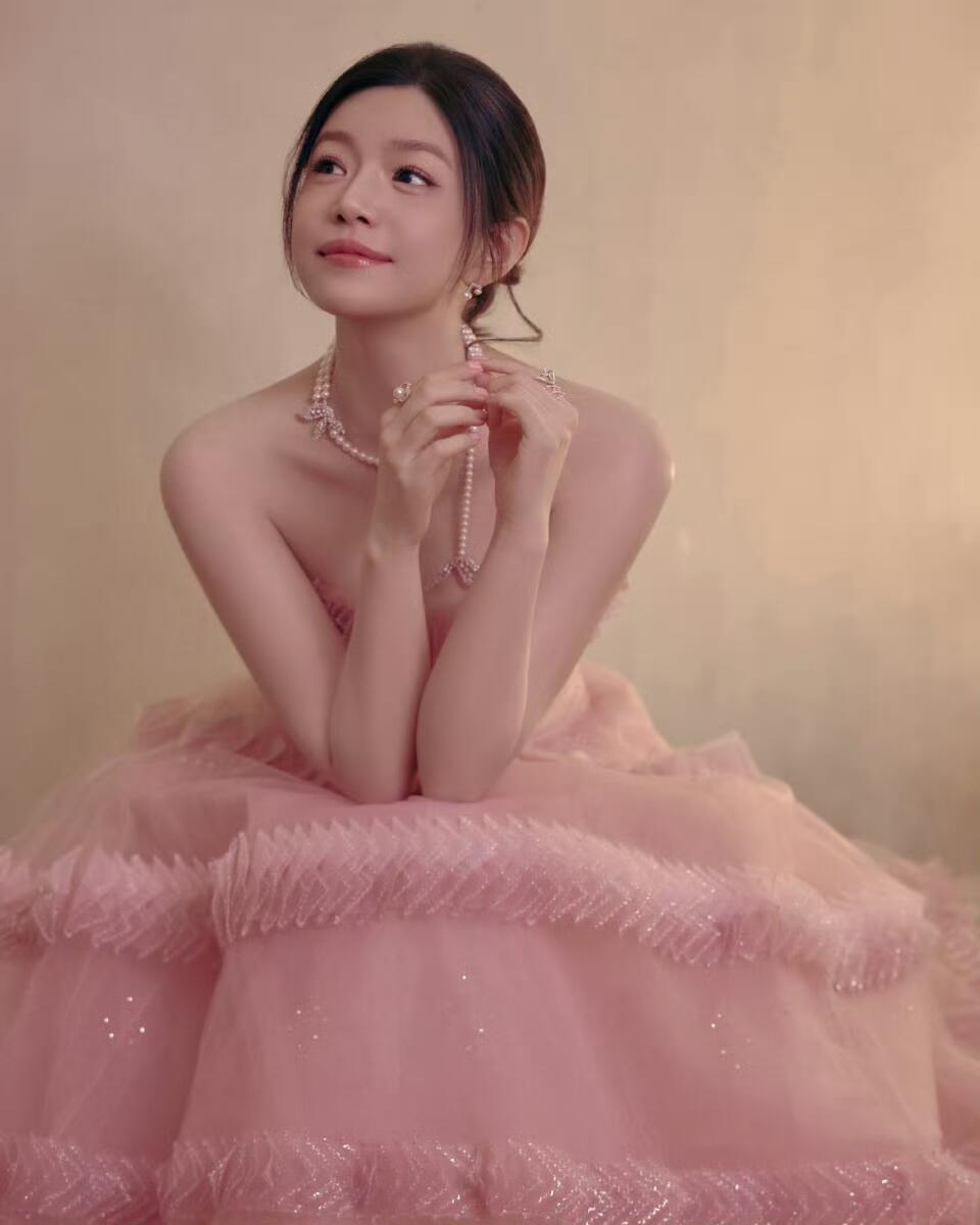 陈妍希一笑沈佳宜就回来了15年过去了陈妍希还是沈佳宜校园里的美好定格至今，转眼已