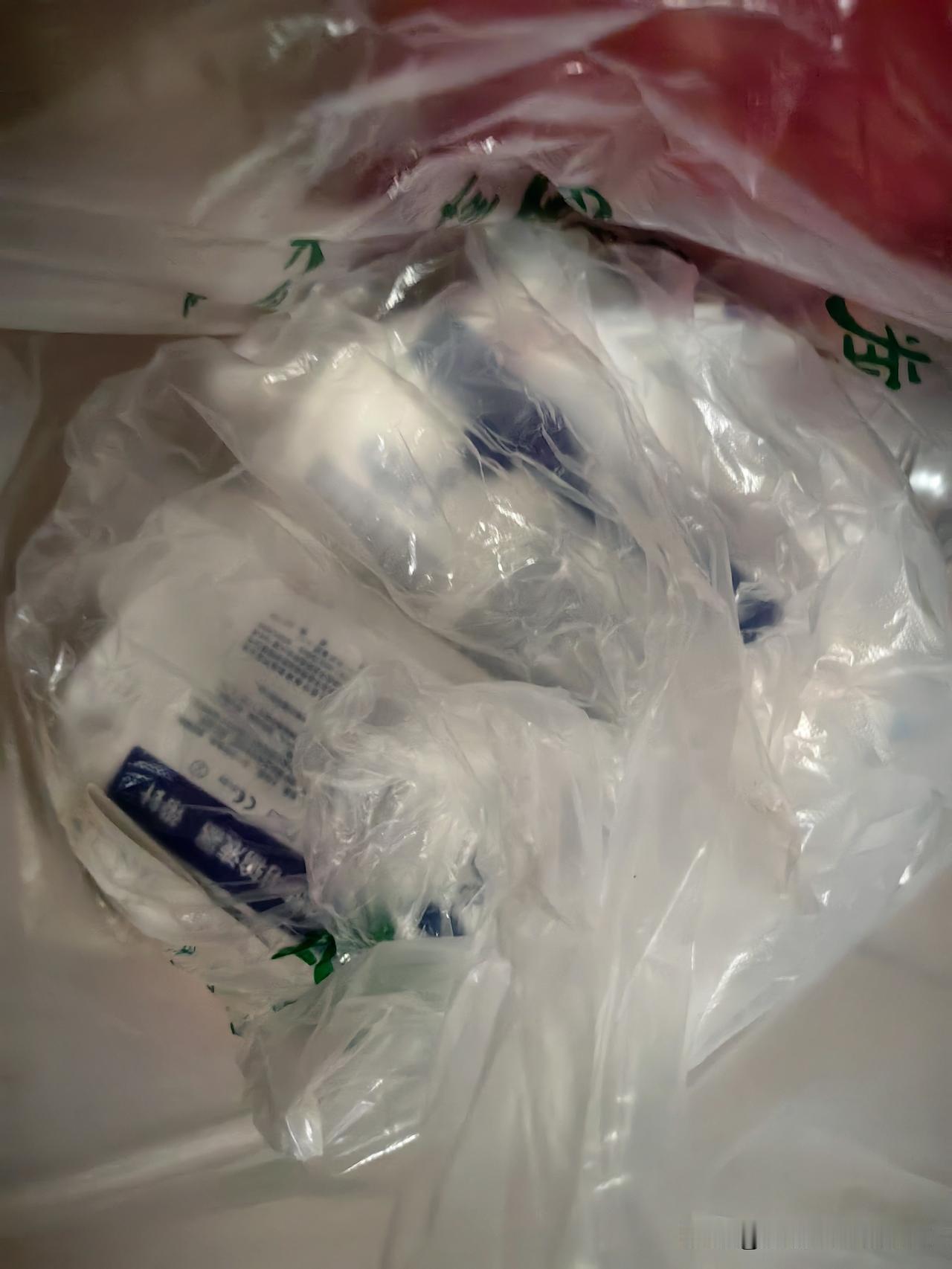 今天我收拾出来一些不能穿的旧衣服，这些衣服扔了我舍不得，不扔又不能穿，放着还占地