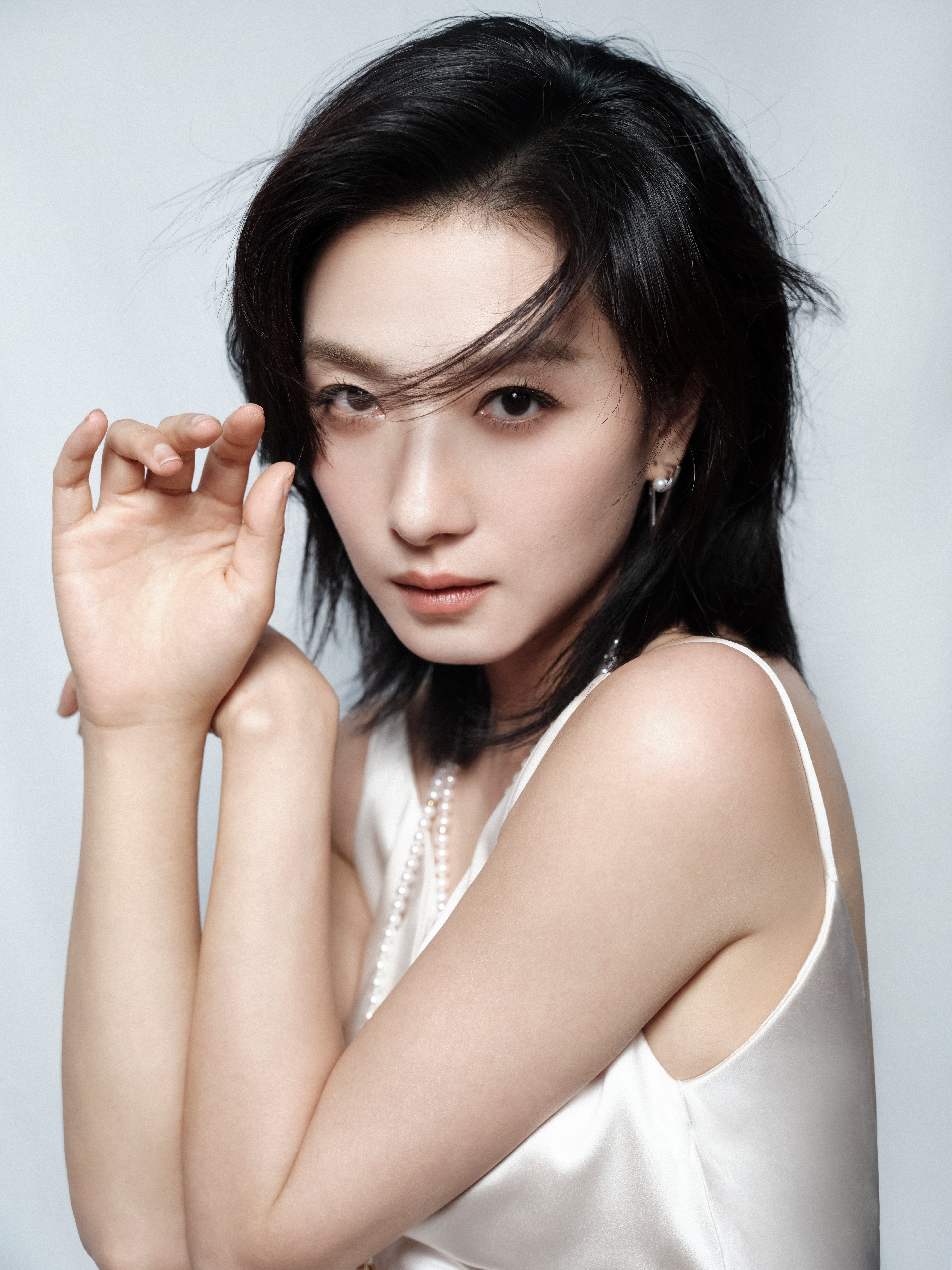 万茜 剪裁精致，质感细腻#万茜白月光造型# ​​​