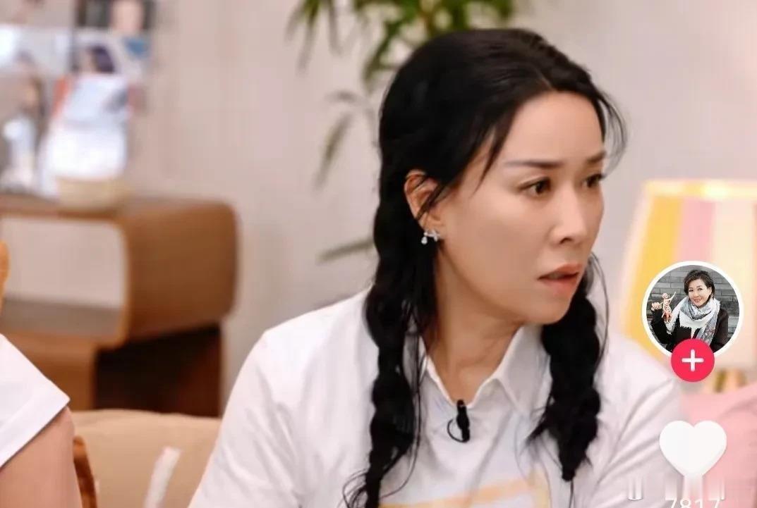 李静一句“因为你贵”怼得戴军瞬间破功，那英在旁边笑到疯狂拍大腿 
