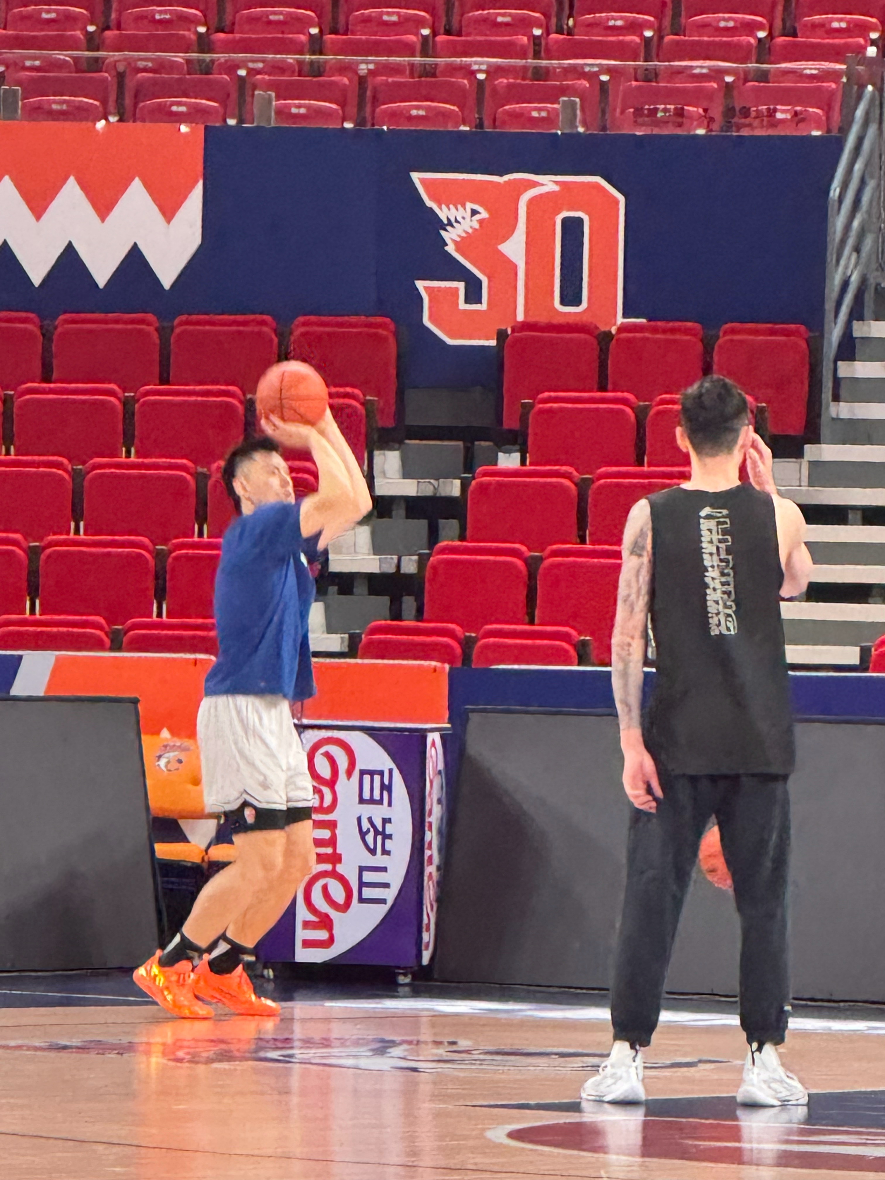 李弘权参加了上午的投篮训练，应该是要复出了；卢导一直拉着小偰在开小灶上海久事大鲨