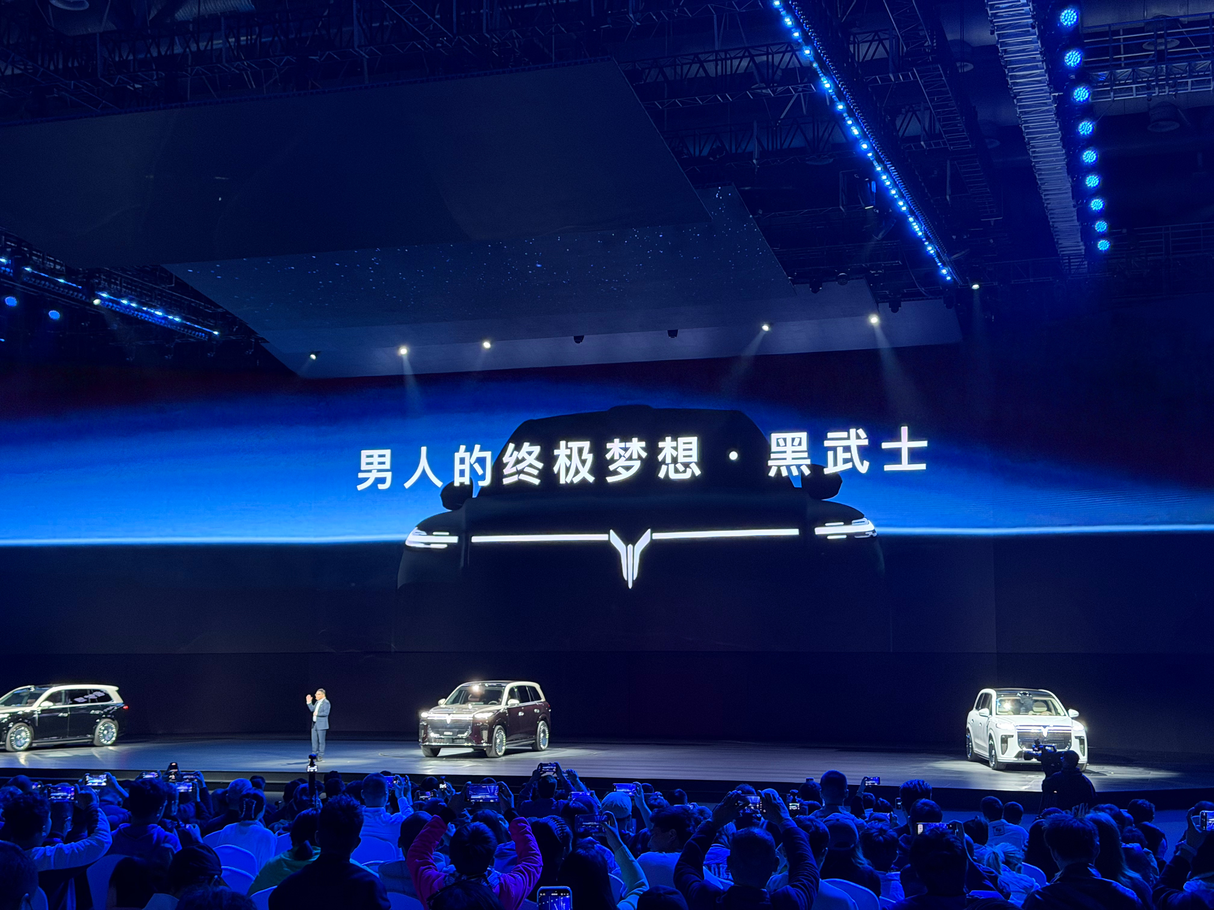 岚图泰山，有个彩蛋，就是还有一台黑武士版本，限量提供，我盲猜是在Ultra上加入