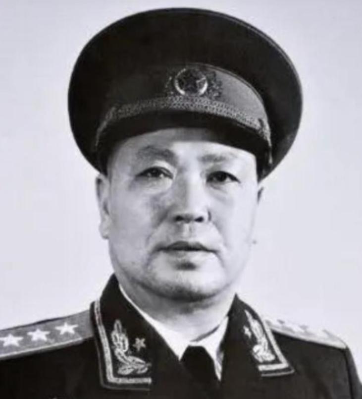 1941年皖南血战，九千人几乎全军覆没，傅秋涛却带着妻女神奇突围，更诡异的是，一