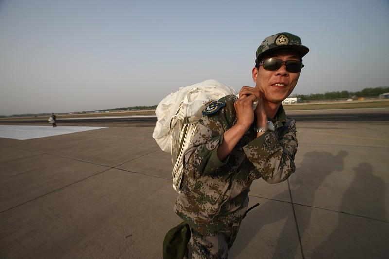 谁能不敬佩当年那15名5000米盲跳震中的伞兵啊。
2008年5月14日，震后第