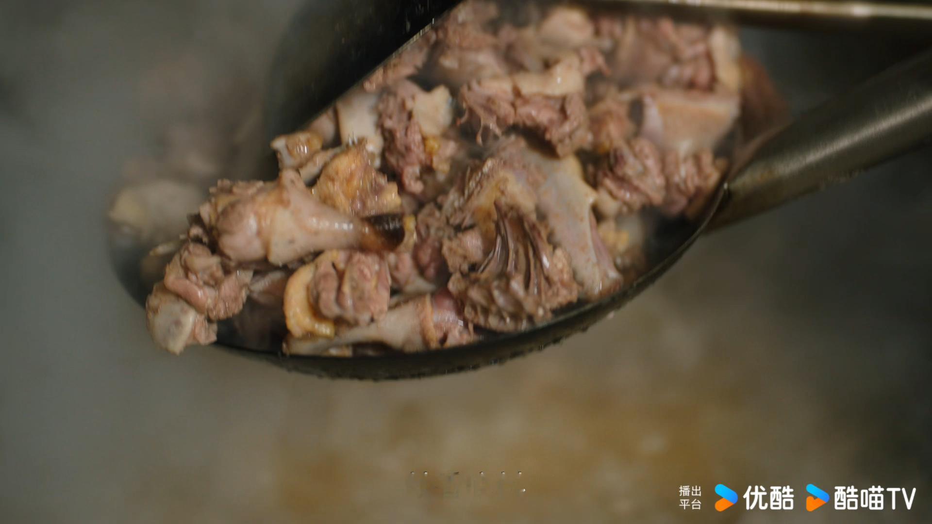 桂林土老鸭泡了香料浴才出锅桂林做鸭子的讲究全部藏在锅里，《一城一味5·透鲜的滇桂