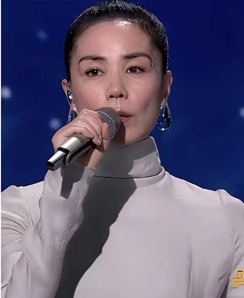 王菲春晚眉毛一出，亿万网友瞬间炸锅：这哪是天后，分明是半夜爬起来找拐杖！
你敢信