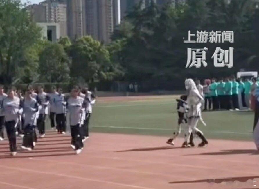 “机器人表演时突然抱住女生”引发热议一台原本在表演舞蹈的机器人，中途突然转身，抱