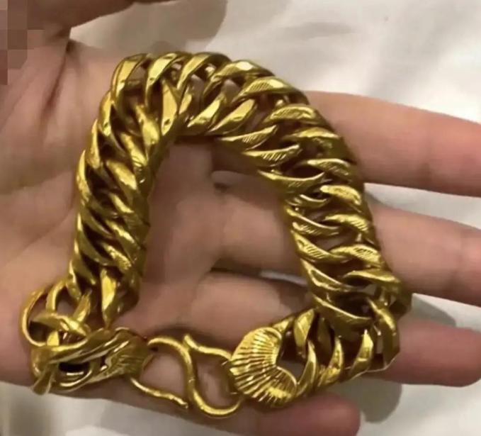 南京，一名13岁女孩捡到金项链后，送到了派出所。失主王姐得知后匆匆赶来，道谢的话
