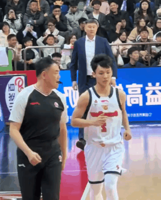 杜峰的大招是：喷他Q！cba北京男篮vs广东男篮