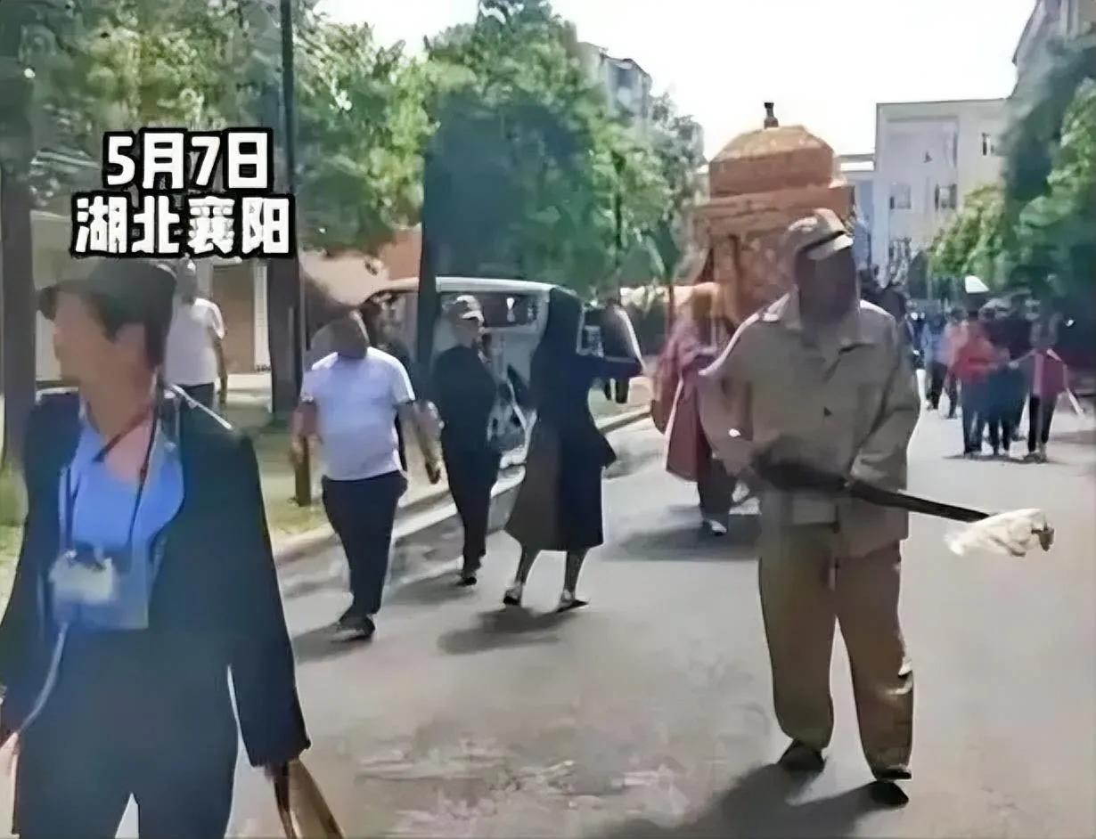 2023年5月7日，湖北襄阳街头惊现侵华日军，一男子身穿侵华日军“鬼子服”混在迎