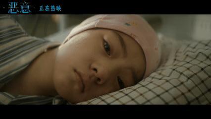 杨恩又小小的年纪大大的演技杨恩又在《恶意》里的表现太戳心了！从雀跃到隐忍，每个表