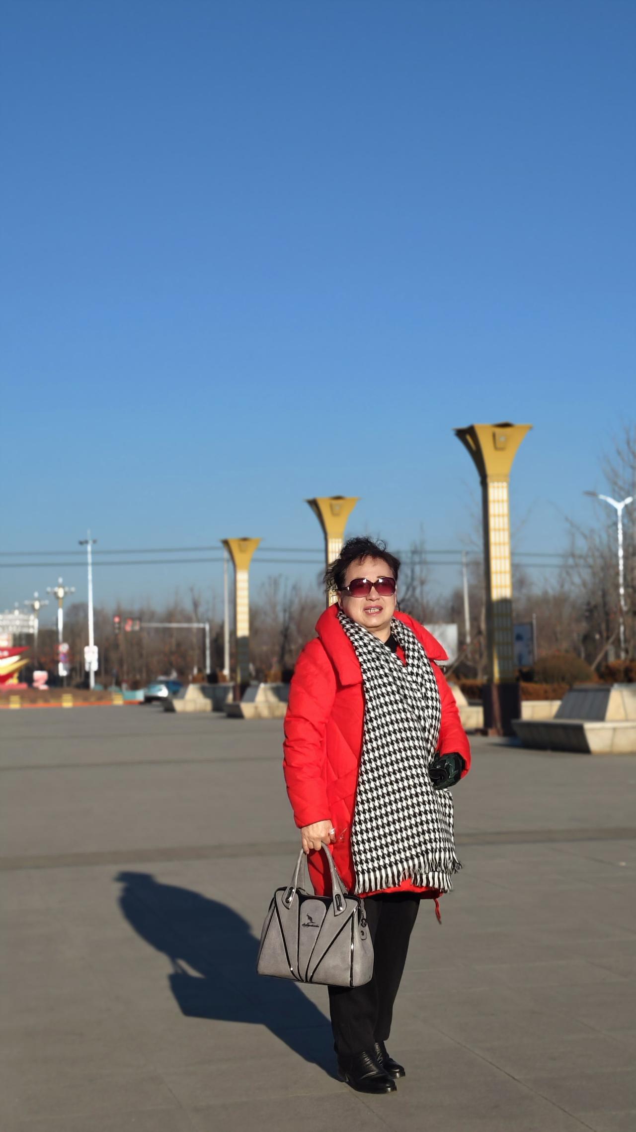 ，到家用电脑玩玩游戏 ，手机就是我的陪伴，幸福感满满的。