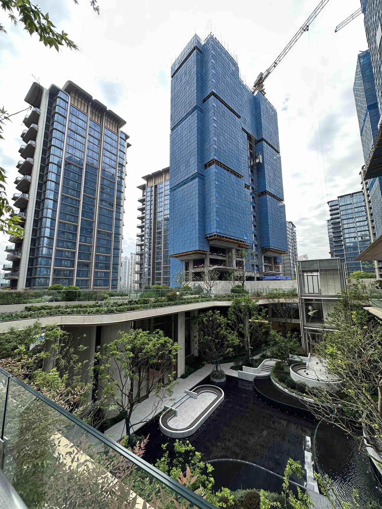 重庆城市中心加速“豪宅化”。
万元地价、房价“3”字头、123平米新规好房总价3