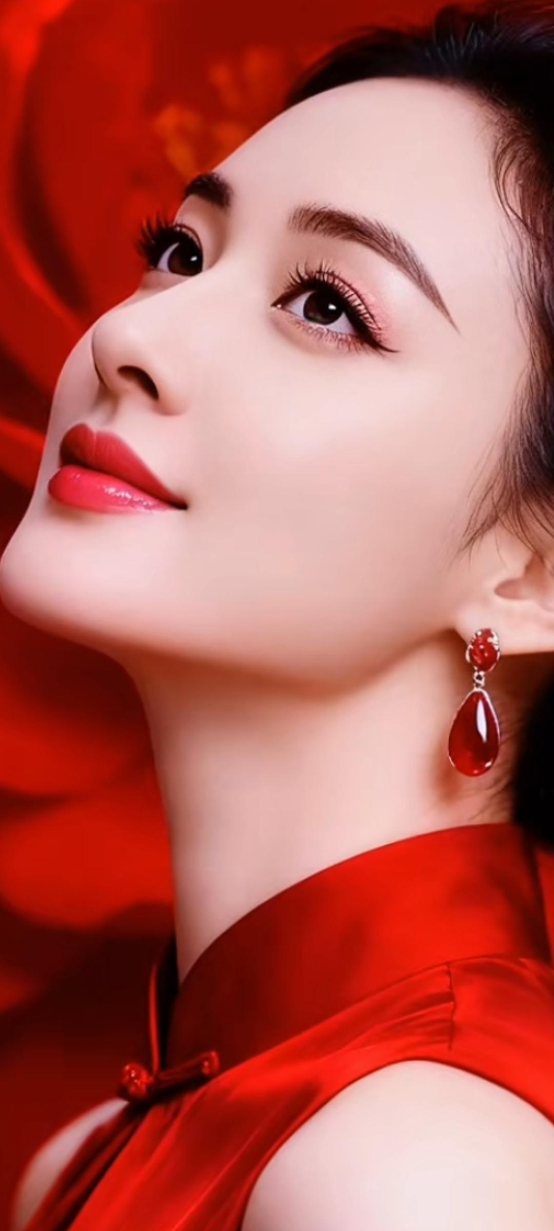 优雅红唇，闪耀耳环，红衣美人，尽显魅力！