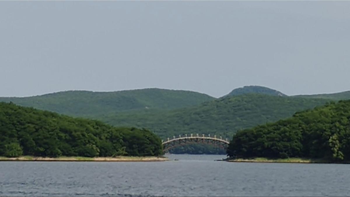 镜泊湖真的很美，就像它的名字一样，水面平静的像一面镜子，我们以为它是一个圆形的，