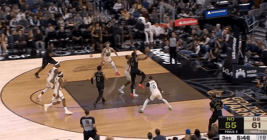 NBA再现隔山打牛！奎因推波杰，菲尔斯很受伤倒地



鹈鹕对阵勇士比赛中，进行