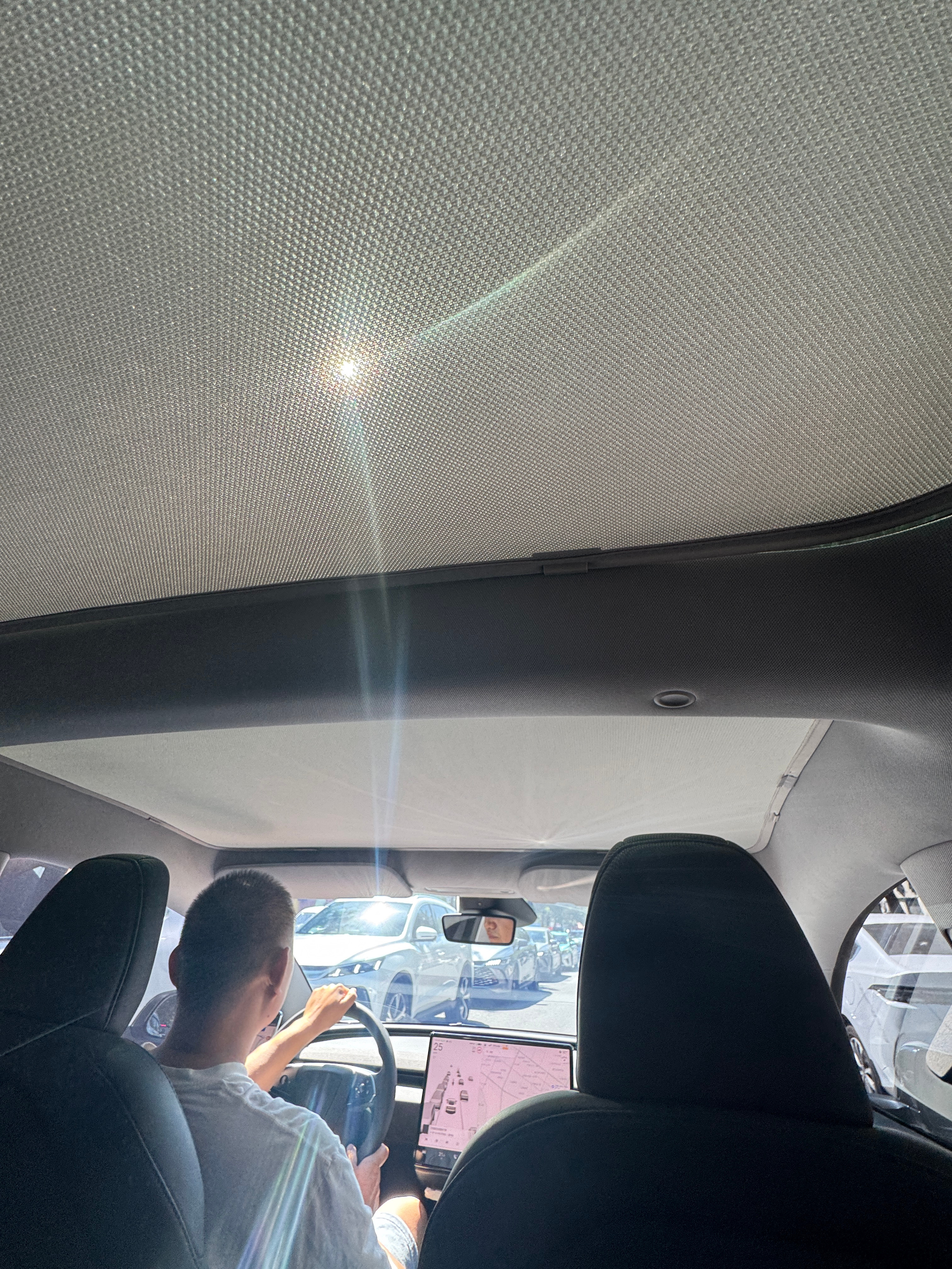 伊宁这几天暴晒+高温，打了辆model 3都要绝望了…一上车发现司机大哥加了遮阳