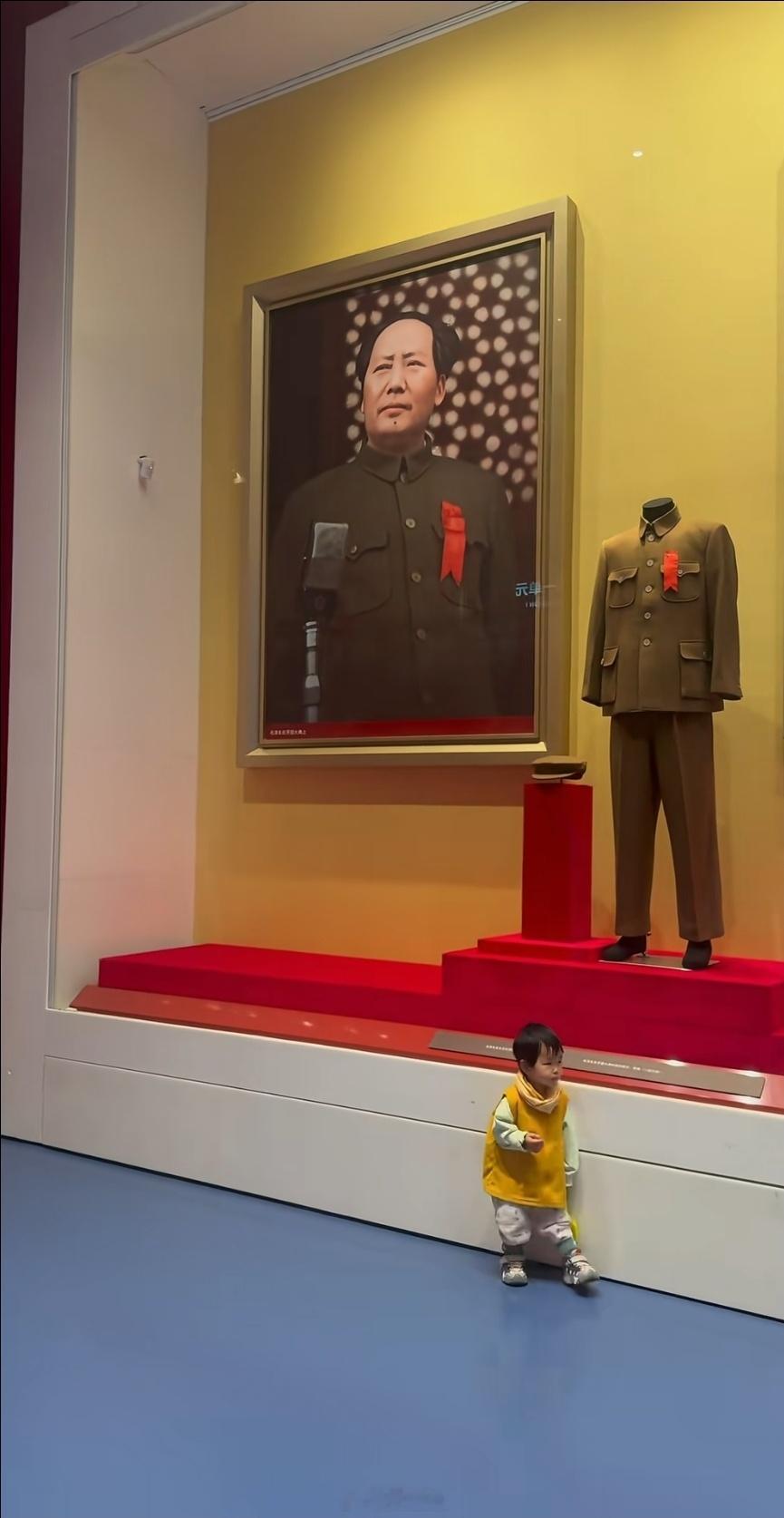 伟大的教员，伟大的舵手，伟大的领袖伟大的无产阶级革命家，人民永远的太阳！ 