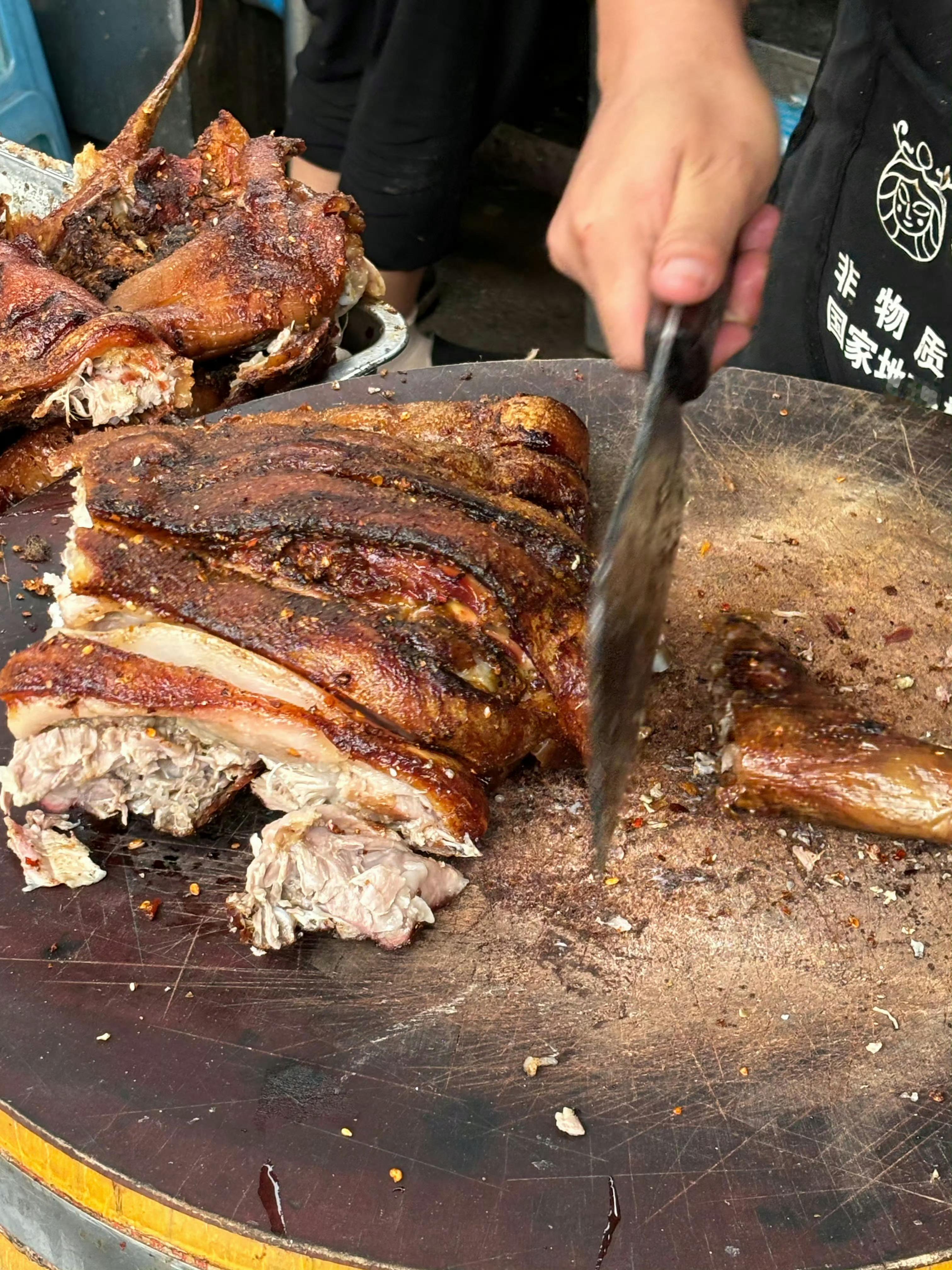 烤小猪儿，皮脆肉嫩。10月预定了2只，请江浙沪来四川游玩的朋友尝尝。 ​​​