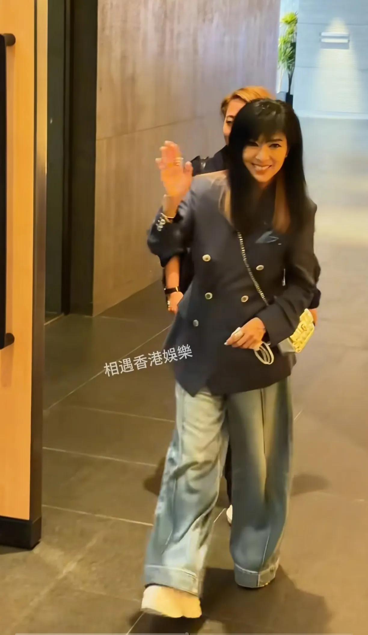 难以想象她已经70岁了，这长相身材，头发，打扮，穿衣风格，怎么看也就是个30-4