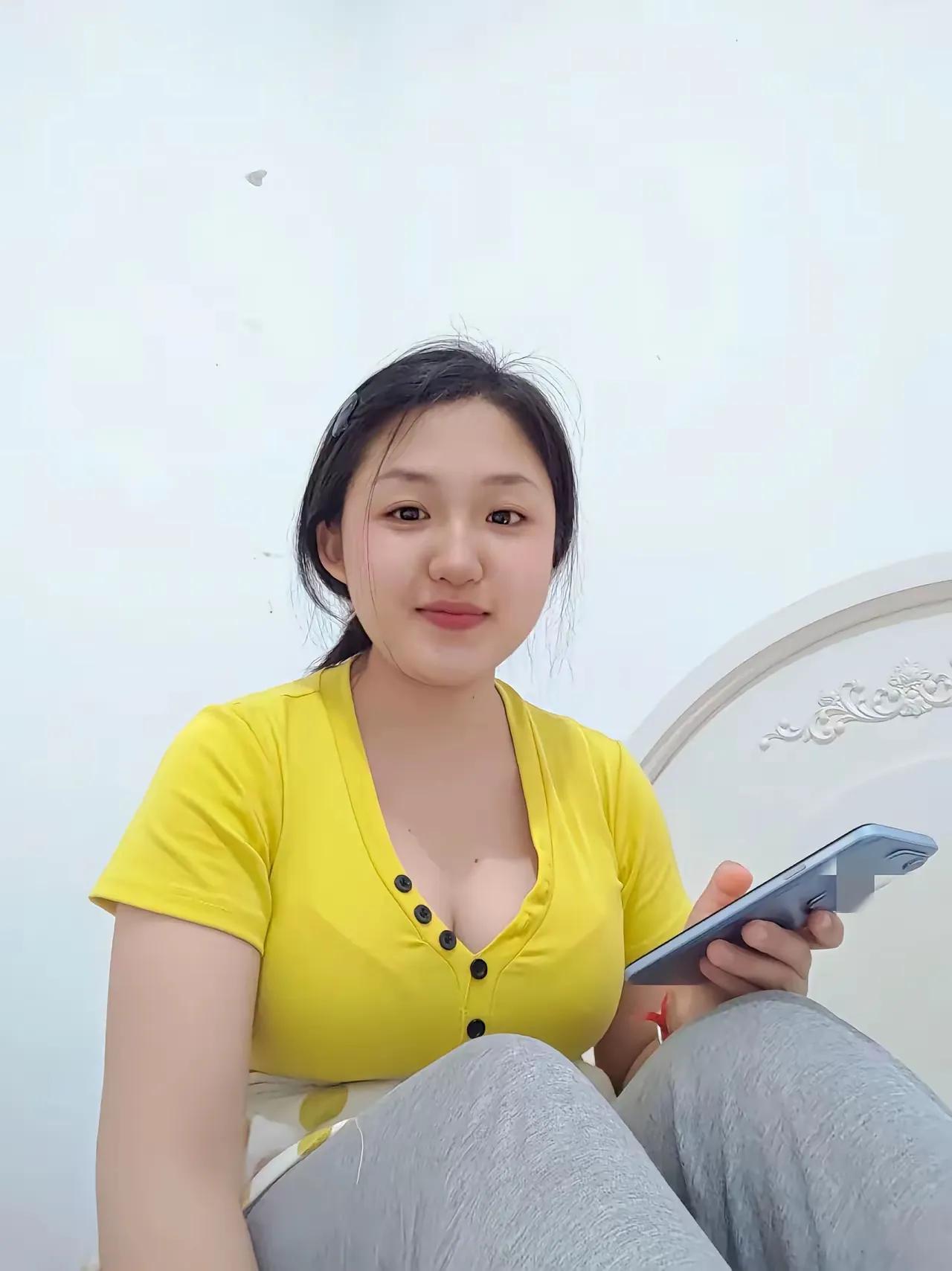 元气满满的一天，从黄色上衣开始！🌞👗📱什么叫做有魅力的女人？ 分享一个治愈
