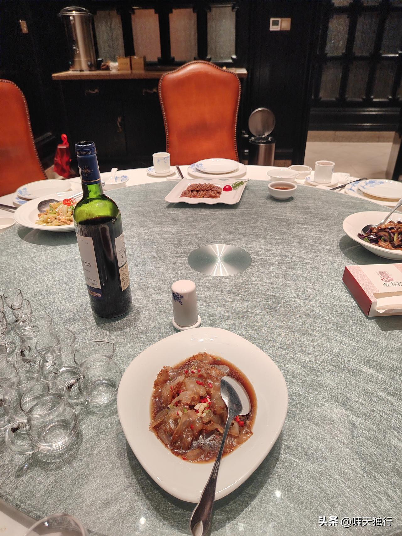 石家庄的餐饮如此落魄了吗？

年没过完，中午几个老友相约吃个饭，有人推荐了位于某