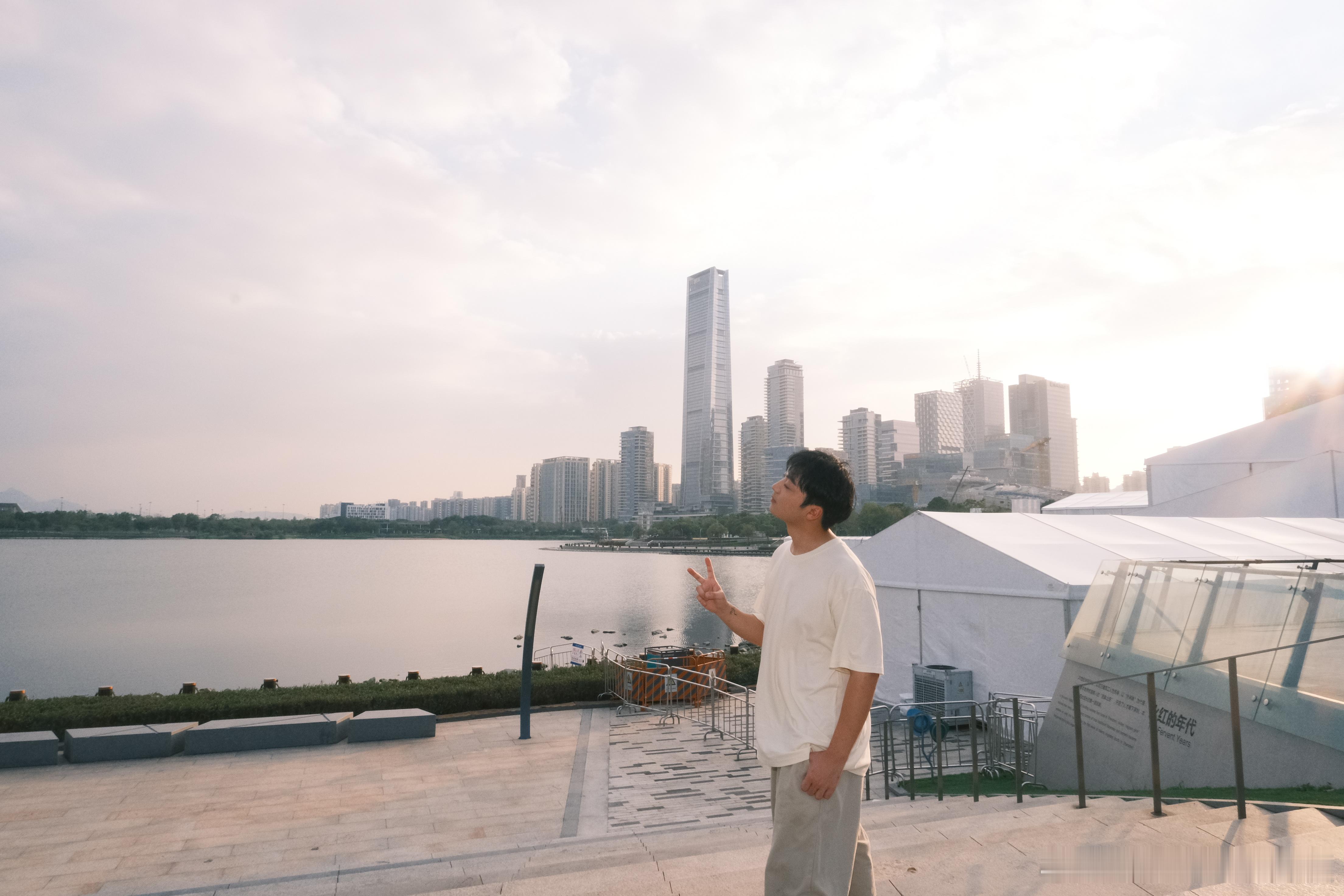 下午签到完 忙完工作 就去深圳city walk了一下[酷]路过时装周 还有前几