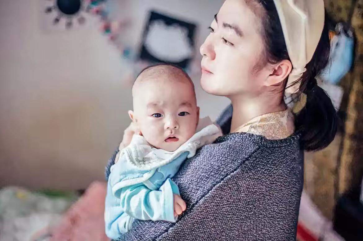 女儿刚刚生完二宝，在家自己带孩子，有过带老大的经历，作为父母，我们自然知道闺女的