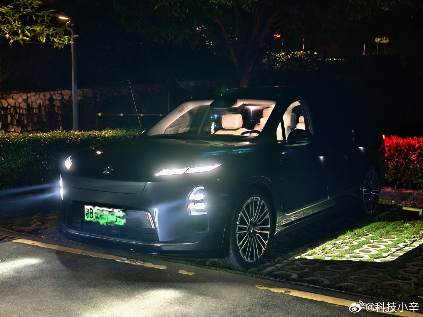 蔚来ES8 提供情绪价值的功能还不少。这光毯有点帅啊，可以设置自动开启。车内氛围