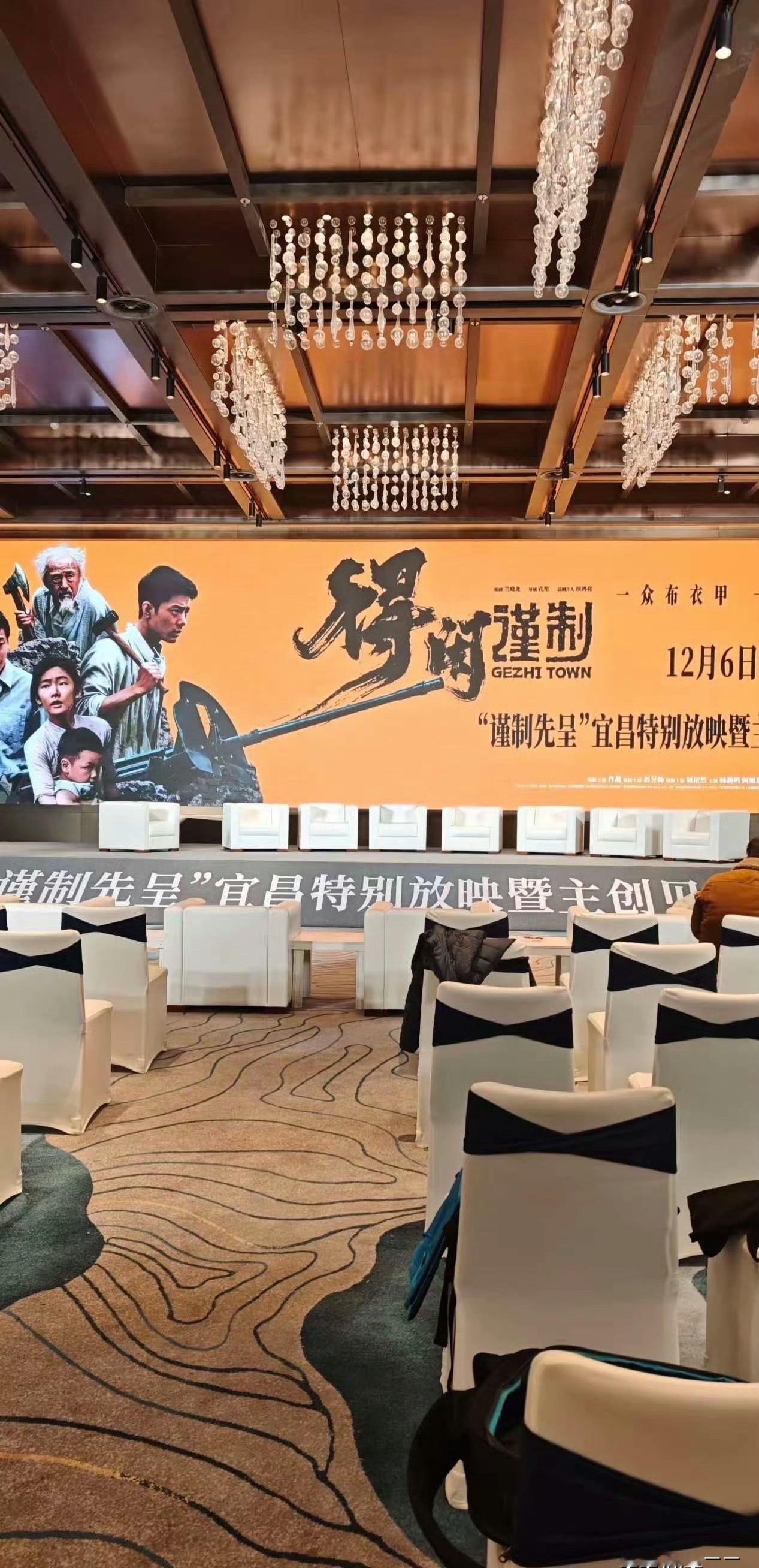 又秒光了。
三分钟，三十万张票没影儿。
你心里的那口气，谁给你捶回去？
为啥抢不