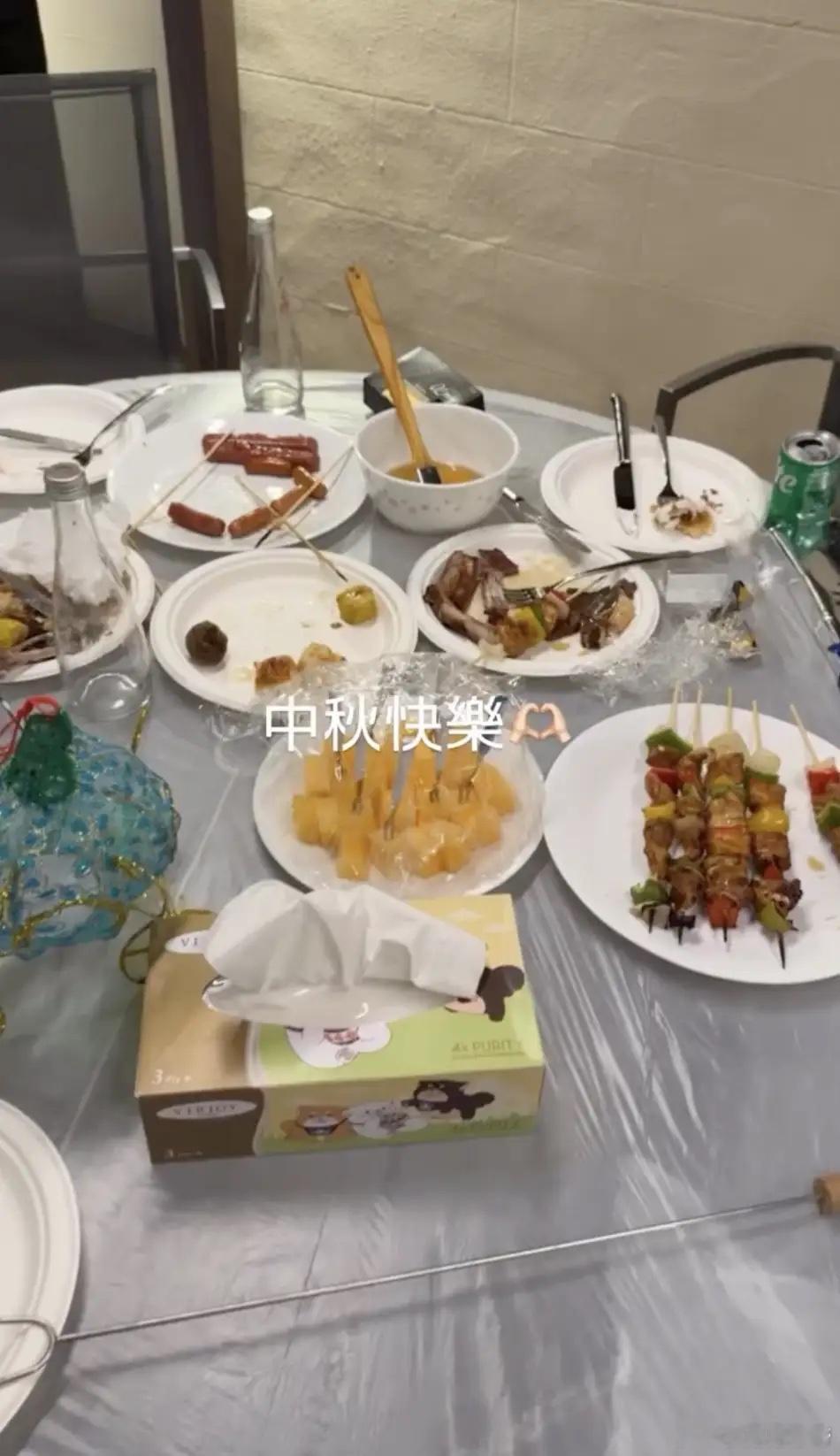 何超莲陪陈婉珍居家过中秋，在院子烧烤赏月，大宅三层高灯火通明！ ​​​