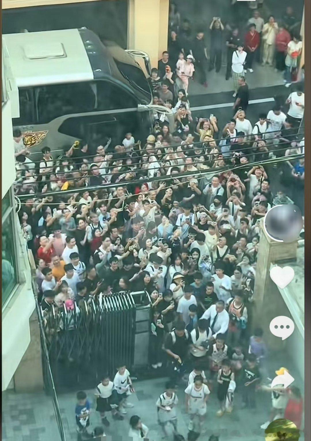 广东队俱乐部门口这么多球迷……你猜他们在等谁？cba广东宏远广东宏远