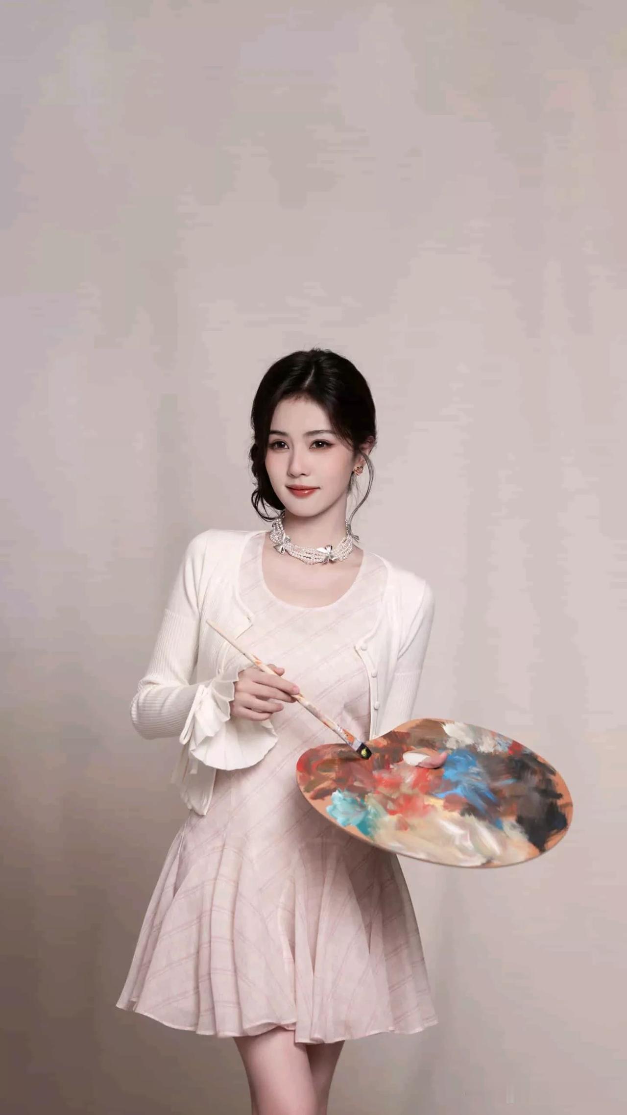 从妆容到穿搭全是细节，白鹿这身奶杏色造型把邻家少女和贵气千金同时拿捏了。