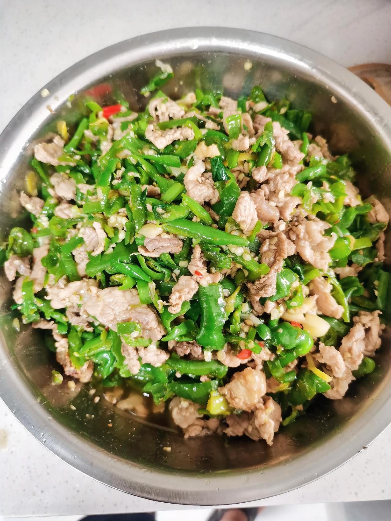 今日食堂家常菜谱：
青椒炒肉
猪肉炒四季豆
青椒皮蛋
蘑菇肉沫汤。

让步、让步