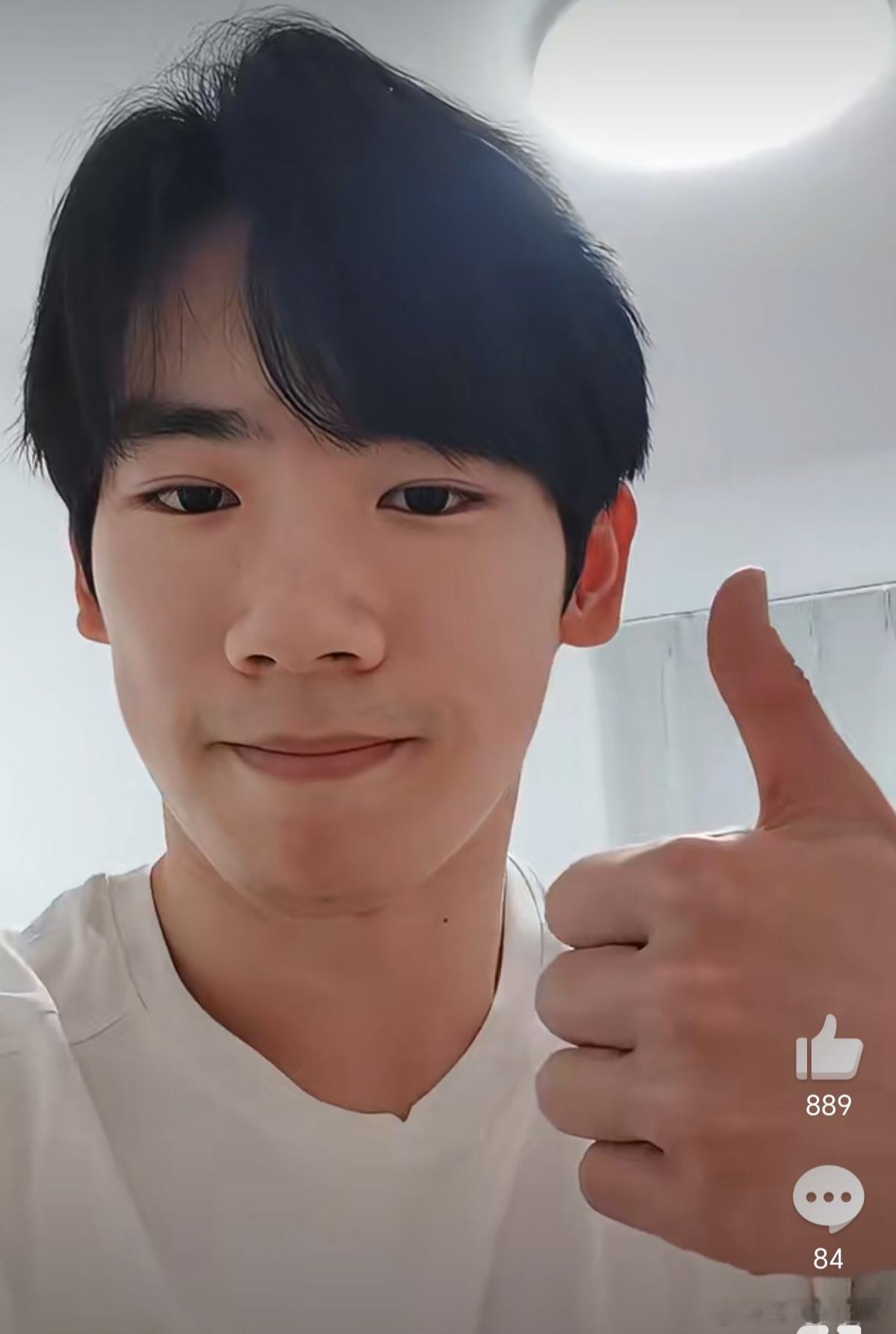 体操名将张博恒今日以首次冬奥会火炬手身份亮相希腊圣火传递现场，用Vlog记录这一