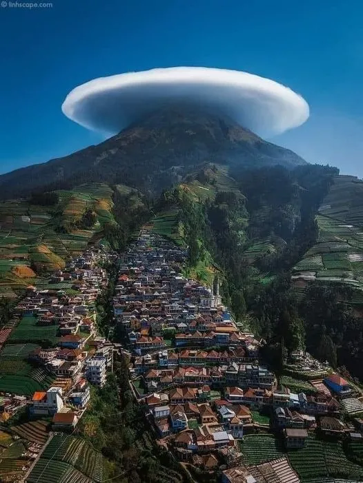 美图欣赏——山巅圆形白云