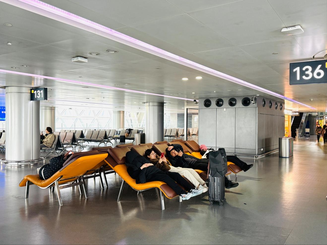 千万人次出行，成都机场过夜能洗澡、有躺椅，除夕还有饺子