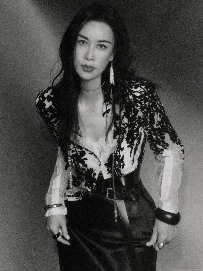 救命！刷到那英刚洗完头就上节目了的热搜？定睛一看原来是潮到犯规的湿发造型！发丝贴