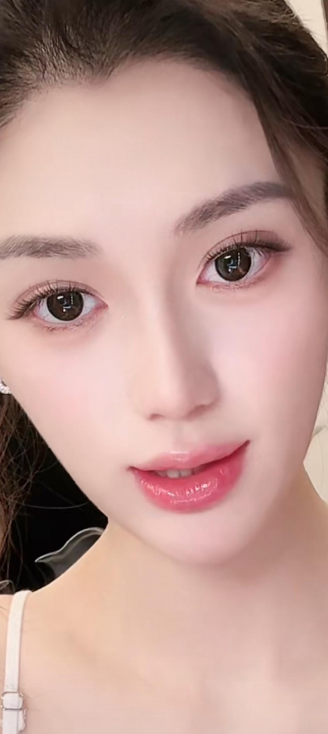 这姑娘的眼睛真好看！