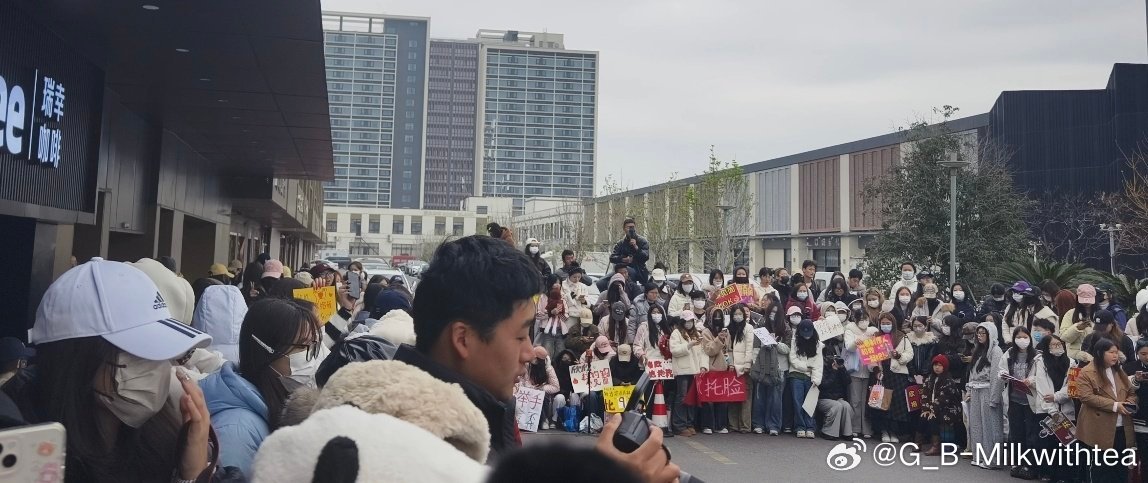 图一 昨天图二图三 今天一天更比一天多人全世界都在横店看虞书欣除了我