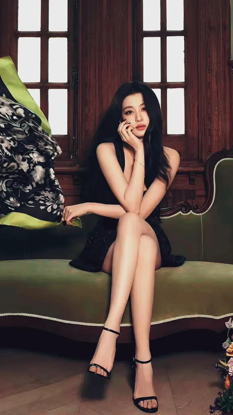 随手拍到王楚然的美照，必须来分享！她穿着T恤，一头长发随风飘，画面立体又凸显娇美