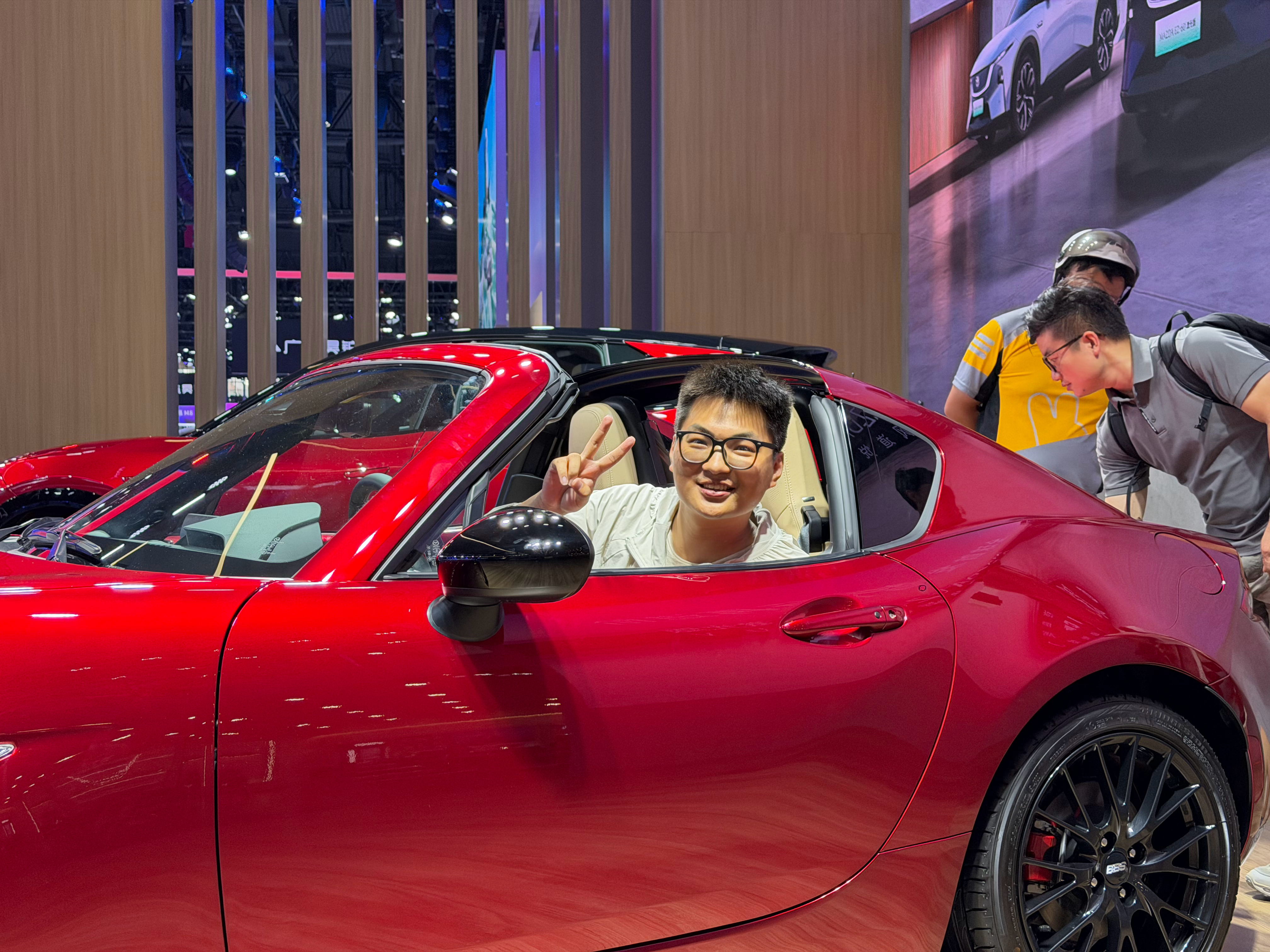 马自达MX-5真是我的梦，如果国内上了真买一辆感觉说上国内都好几年了一直没结果…
