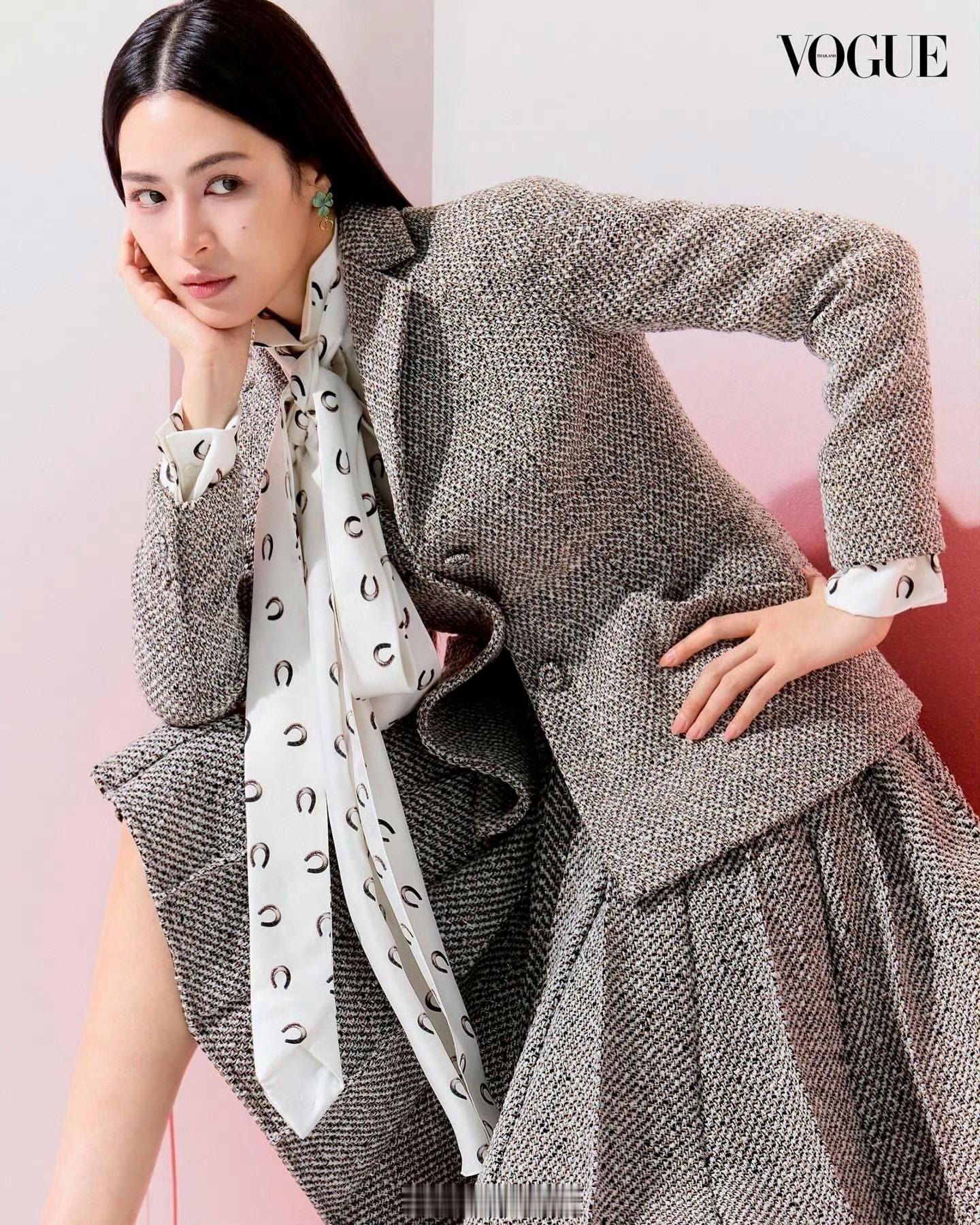 邝玲玲泰版VOGUE封面 邝玲玲vogue泰版十二月刊大片来袭，长发披肩好美啊