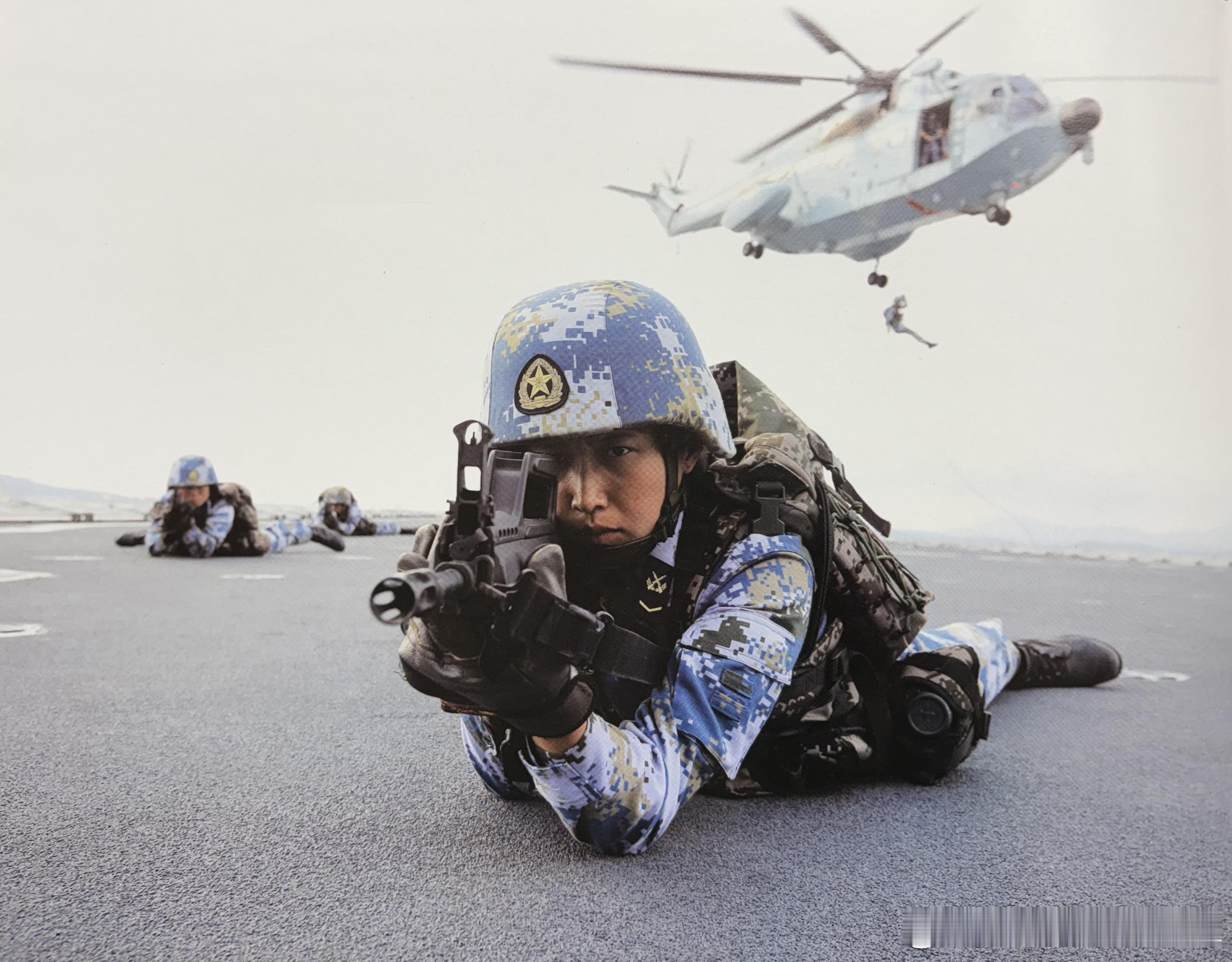 2016年两栖侦察女兵进行直升机滑降训练军事历史全触达