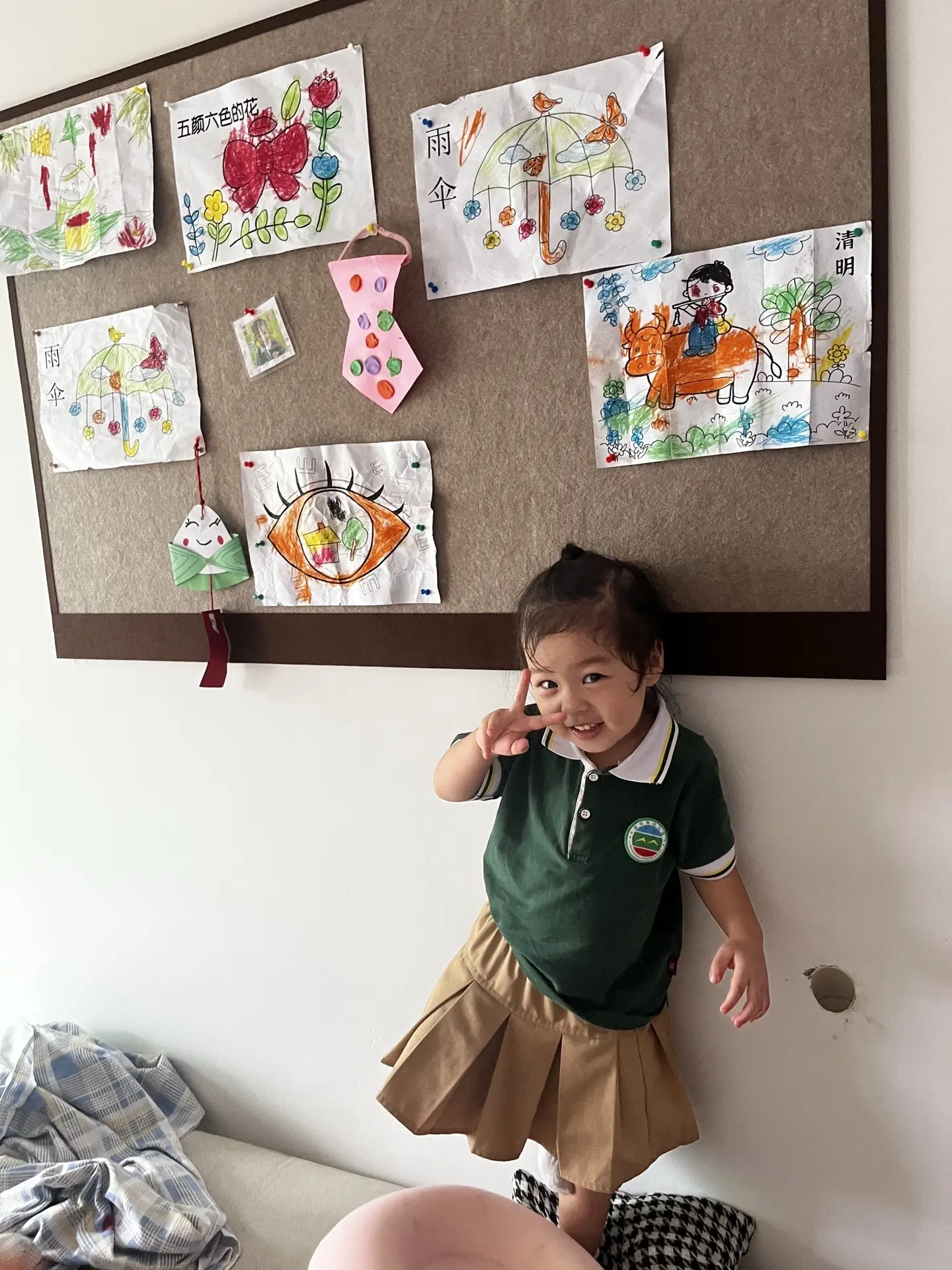 本来买这个背景墙回来想裱小苹果的照片的 后来觉得裱小苹果的画也是蛮不错...