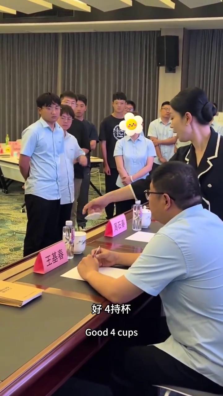 ·3、控水。控水千万不要拿一个这样控，轻轻的控水。为什么控水？有的时候可以杯在这