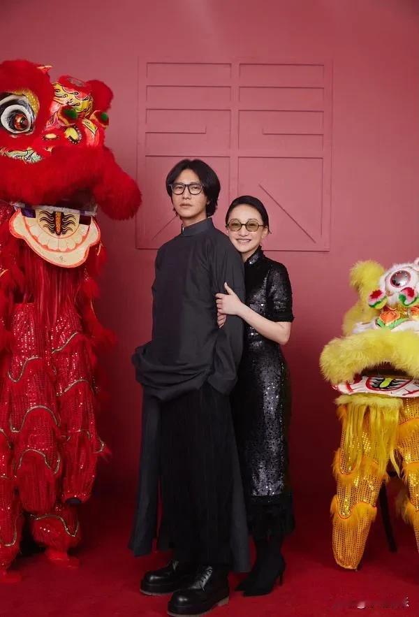为什么周迅会离婚呢？因为她心里还有一个男闺蜜叫陈坤。他们的感情深厚，情同家人，一