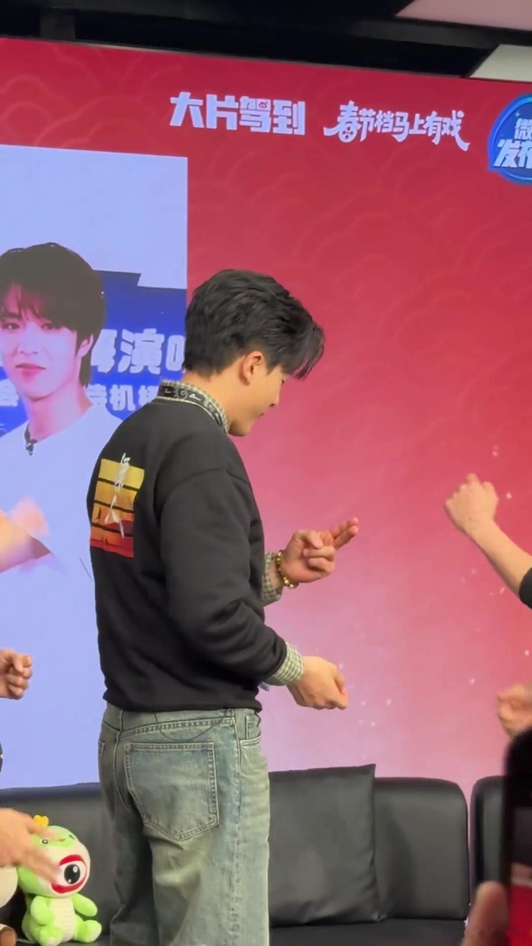 镖人剧组跟着刘耀文学刀马刀马 镖人剧组跟着刘耀文学刀马刀马的花絮太宝藏了！既能看