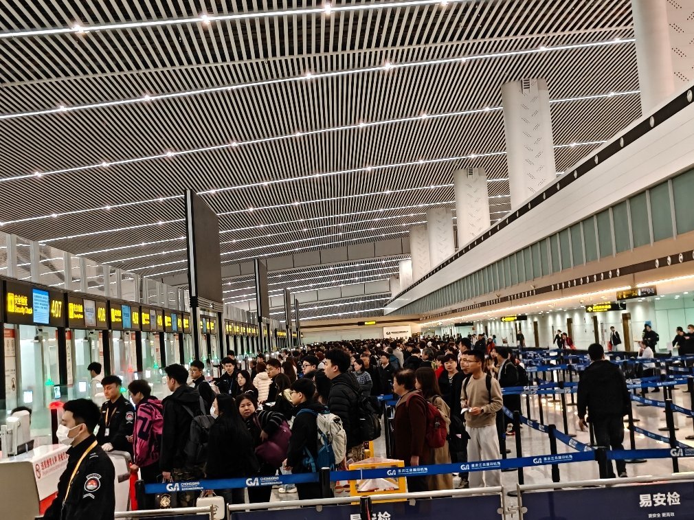 飞林芝试一台很有热度的车好久没有飞这么早的红眼航班了人还挺多