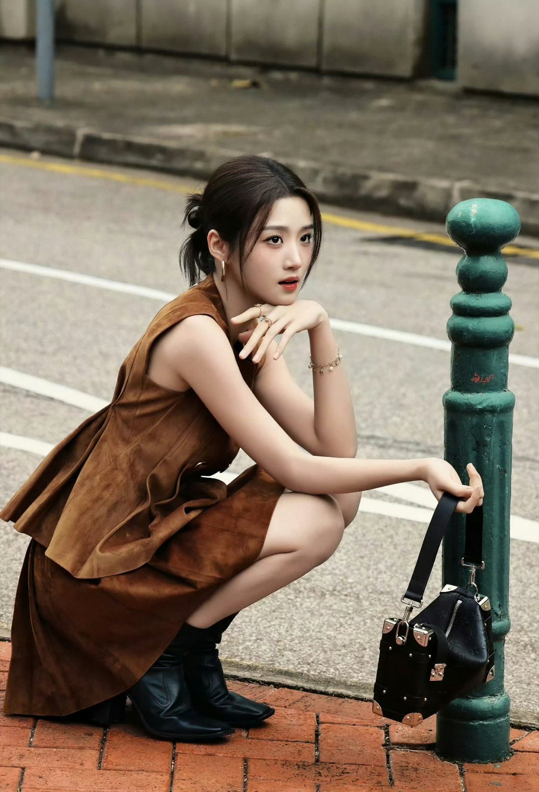 精致套装搭配利落发型，贵气中带着少女的灵动，把优雅与活力融合得恰到好处，每一处细